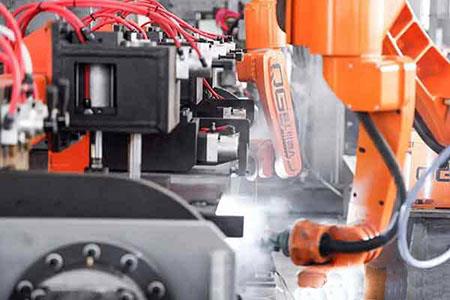 Yakuniy paychalarining payvandlash robotini katta miqyosda ishlatish rejalashtirilmoqda End beam welding robot is about to put into use on a large scale.jpg