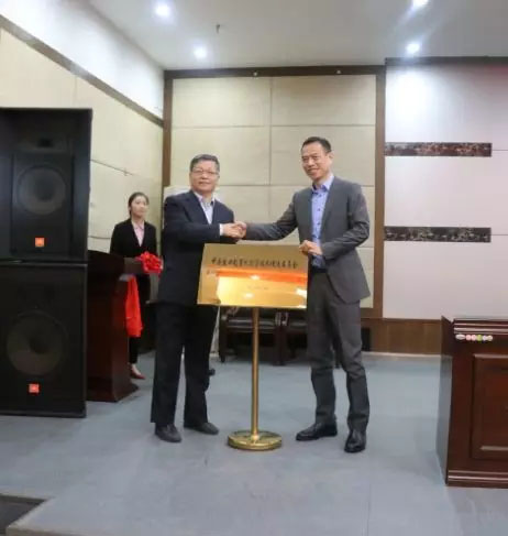 Xitoyning eksklyuziv vinli sifati va texnologiyani yaxshilash qo'mitasi marosim bilan tashkil etilgan konferentsiya! 2.jpg China export crane quality and technology promotion Committee established conference held ceremoniously!2.jpg